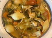 Una foto de col rizada sopa
