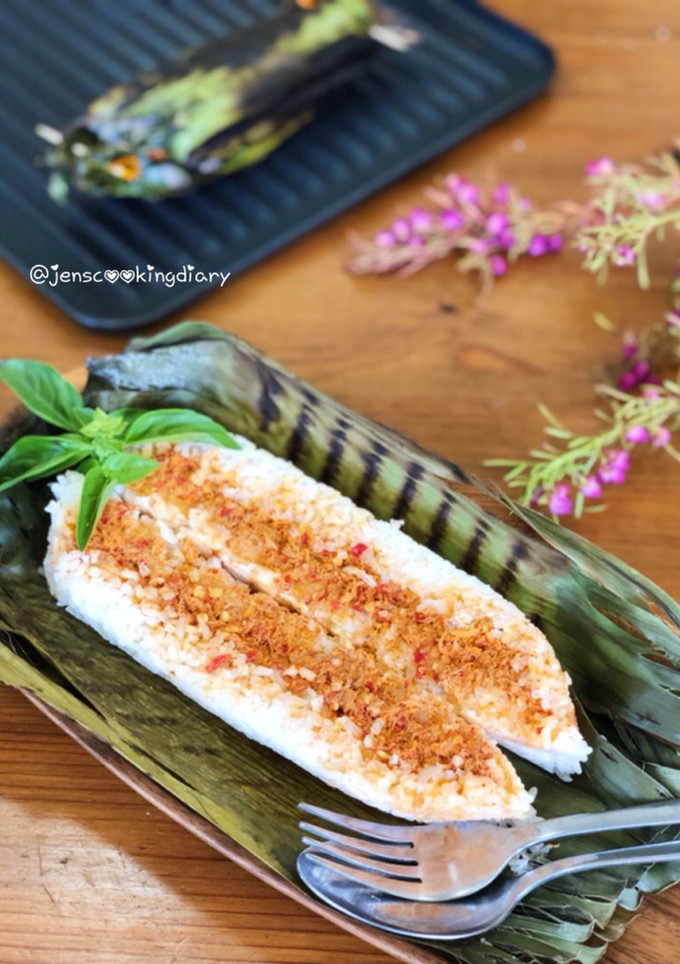 A picture of Nasi Bakar Sambal Tuna (Spicy Tuna Grilled Rice).