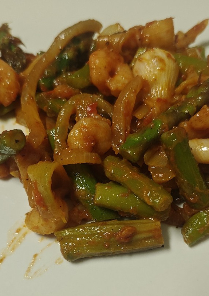 Una foto de Espárragos con gambas y ajos tiernos