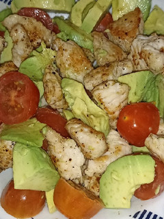 Una foto de Ensalada de pollo con fruta
