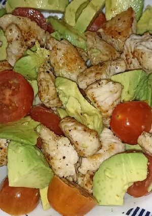Una foto de Ensalada de pollo con fruta