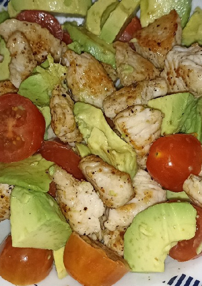 Una foto de Ensalada de pollo con fruta