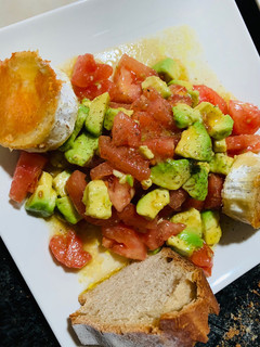 Una foto de Ensalada rápida de tomate y aguacate. Con queso de cabra🥑🥑