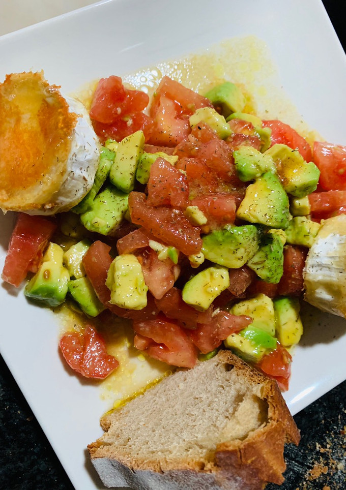 Una foto de Ensalada rápida de tomate y aguacate. Con queso de cabra🥑🥑