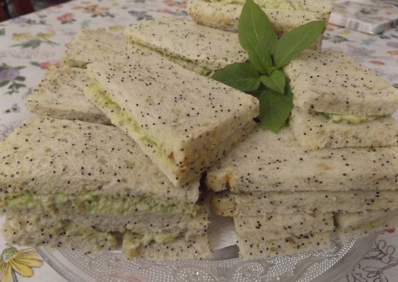 Sándwiches de aguacate, bonito y caballa