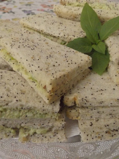 Una foto de Sándwiches de aguacate, bonito y caballa
