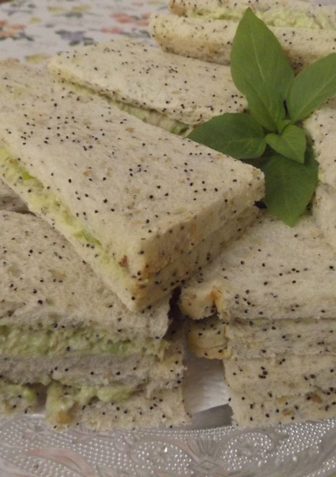 Una foto de Sándwiches de aguacate, bonito y caballa