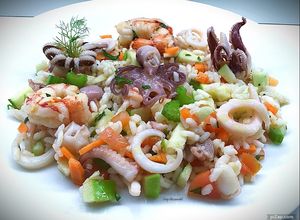 Foto di Insalata di riso con polpetti, calamari, seppioline, gamberi e verdure