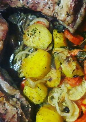 Una foto de Vacío al horno con batatas zanahorias y más