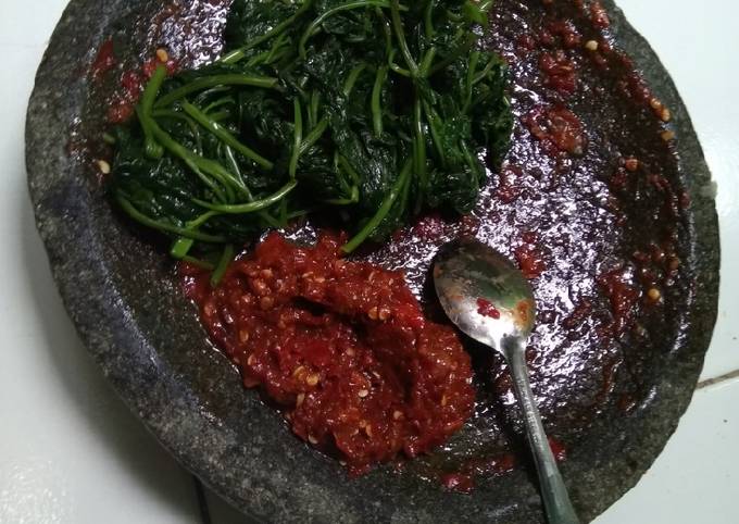 Sambel brambang asem (sambal bawang merah asam)