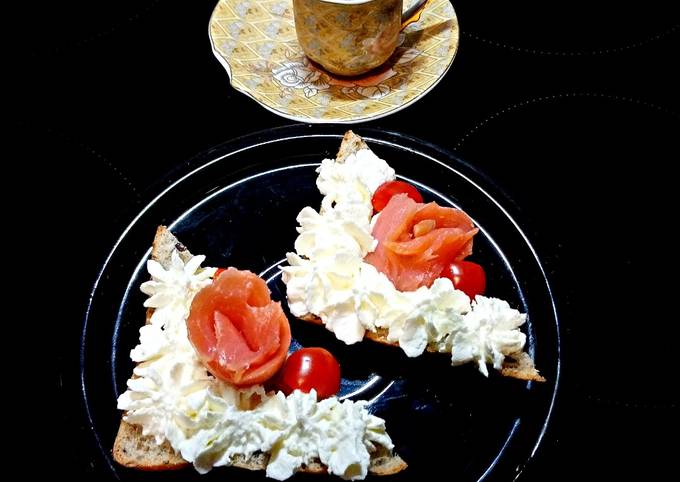Бутерброды с красной рыбой, помидором черри и творожным сыром