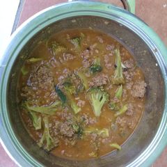 A picture of Mince meat with broccoli.