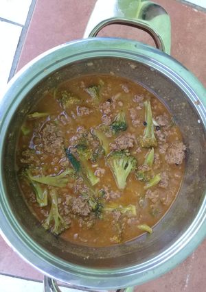 A picture of Mince meat with broccoli.