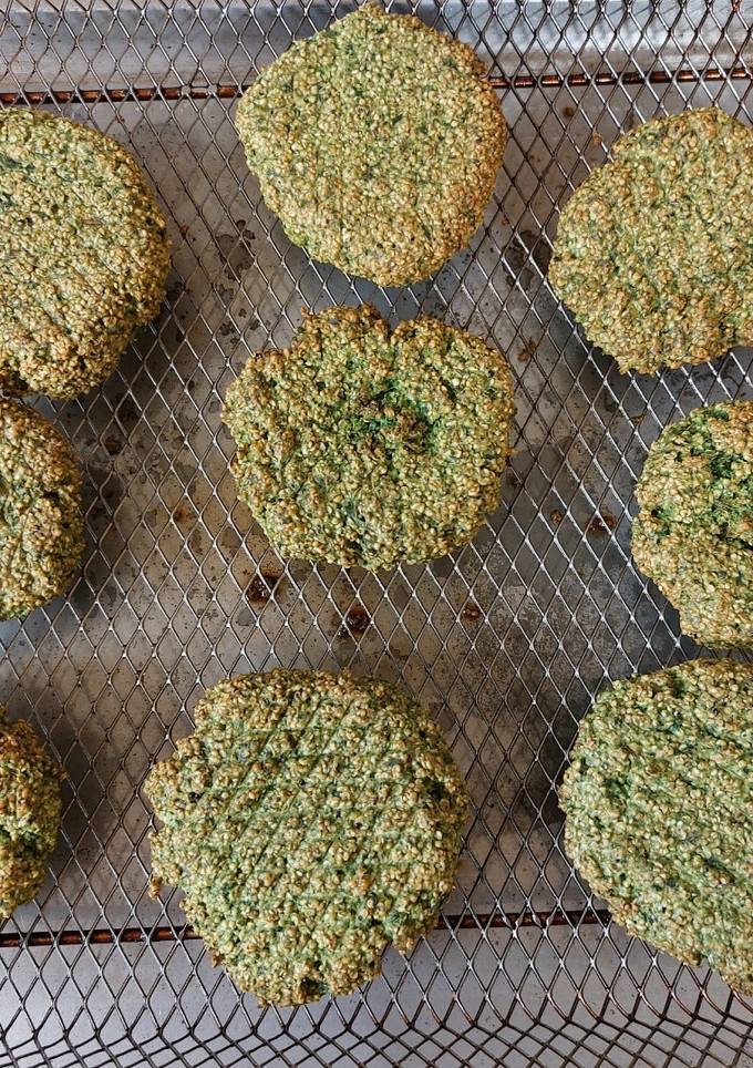 Una foto de Tortitas de amaranto con espinaca y requesón en freidora de aire