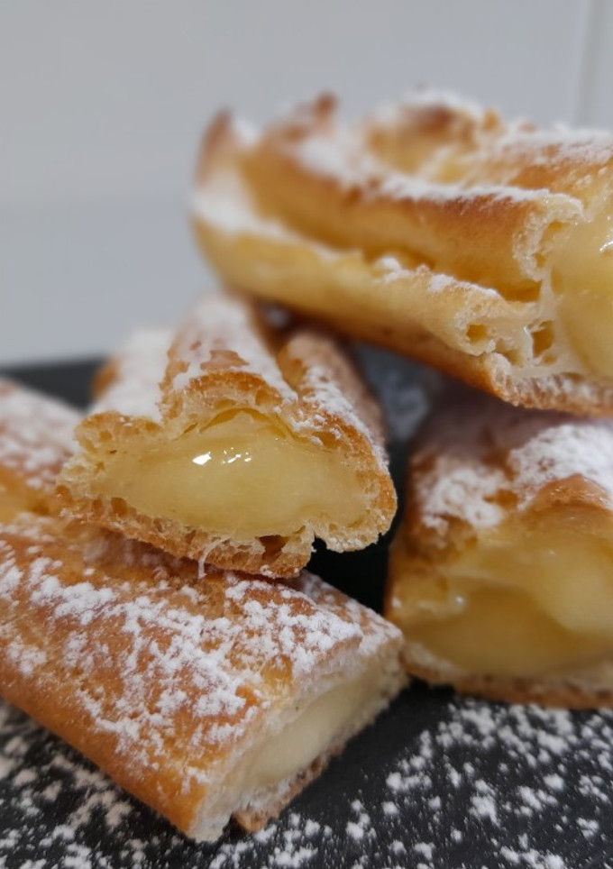 Una foto de Eclairs de crema de limón