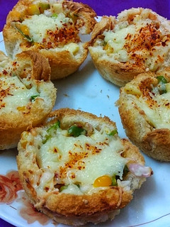 பன்னீர் பிரெட் பீட்சா கப் (Paneer Bread Pizza Cup Recipe in Tamil) செய்முறை முக்கிய புகைப்படம்