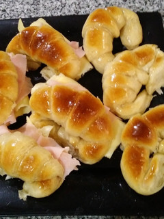 Una foto de Medialunas con jamón y queso