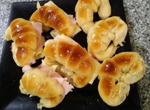 Una foto de Medialunas con jamón y queso