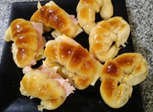 Una foto de Medialunas con jamón y queso