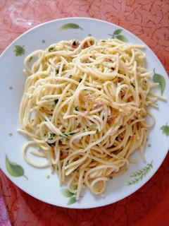 Una foto de Spagetti con Atún y queso
