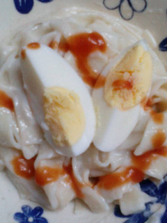 Una foto de Fideos con salsa blanca y huevo
