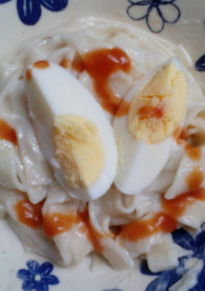 Una foto de Fideos con salsa blanca y huevo