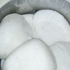 A picture of Tuwon shinkafa.