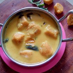 A picture of Kadi pakoda.