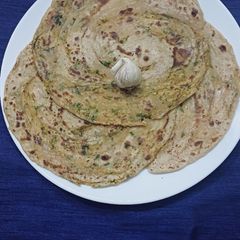 A picture of Lasuni paratha.