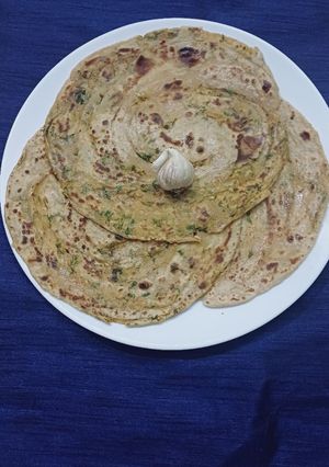 A picture of Lasuni paratha.