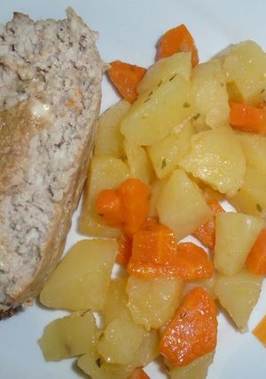 Foto de Rolo de carne recheado com batata e cenoura salteadas