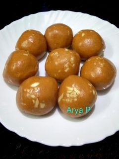 मिल्की बेसन ड्राई फ्रूट्स लड्डू (milky besan dry fruits ladoo recipe in Hindi) रेसिपी मुख्य फोटो