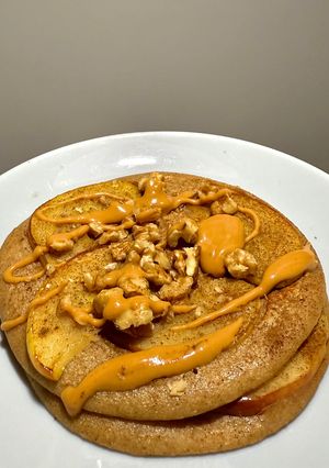 Una foto de Hotcakes | pancakes integrales sin azúcar. Con miel, manzana, nueces y pasta de maní 🥞🍯🍎🥜