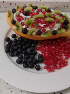 Una foto de Papaya con yogurt y frutillas tropicales
