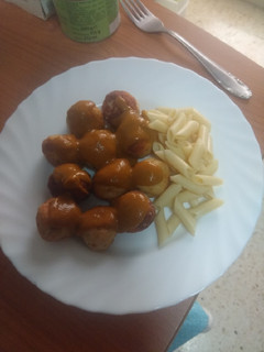 Una foto de Albóndigas de pollo con pasta y salsa de berenjenas