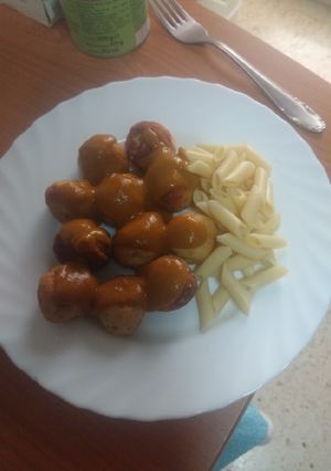 Foto principal de Albóndigas de pollo con pasta y salsa de berenjenas
