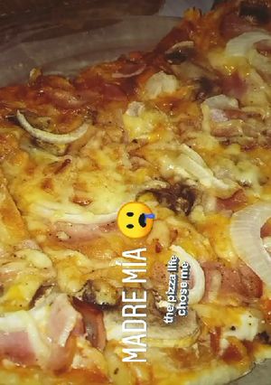 Una foto de Pizza masa y relleno