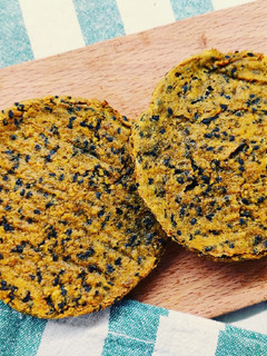 Foto di Burger di amaranto con curcuma, curry e sesamo nero