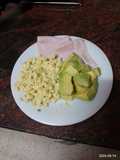 Huevos revueltos con pavo y aguacate