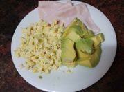 Una foto de aguacate huevo picado