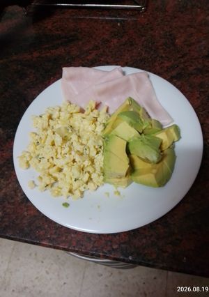 Foto principal de Huevos revueltos con pavo y aguacate