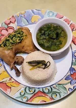 A picture of Hainanese Chicken Rice with Ginger Sauce.