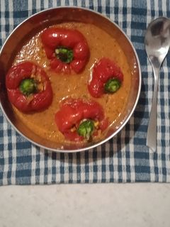 भरवा शिमला मिर्च विथ ग्रेवी (bharwa shimla mirch with gravy recipe in Hindi) रेसिपी मुख्य फोटो