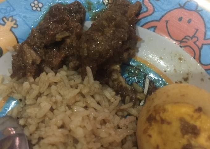 Nasi kebuli dengan semur daging sapi dan telur