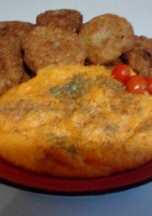 Una foto de Nuggets de pescado rebozado con queso y puré mixto