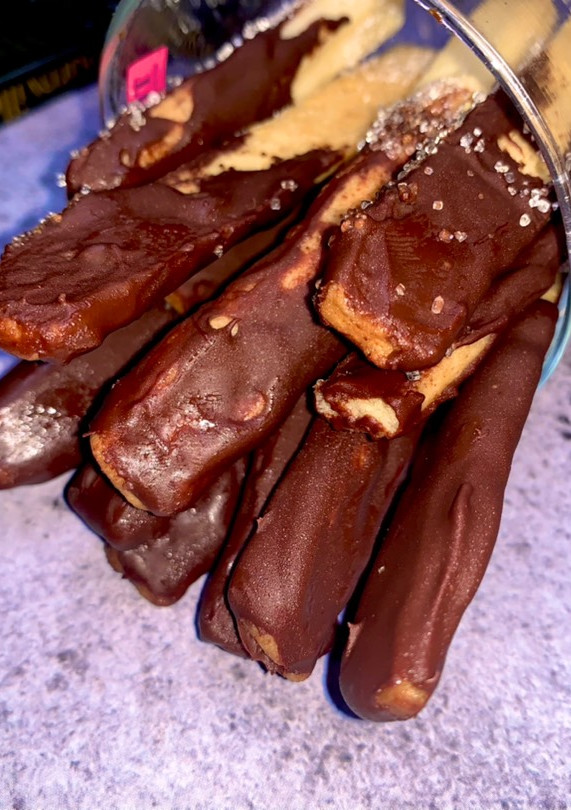சாக்லேட் பாக்கி குச்சிகள் / chocolate pocky sticks செய்முறை முக்கிய புகைப்படம்