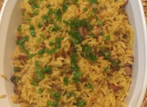 Una foto de Arroz del Sol con Cebollin, Champiñones y Tocineta 