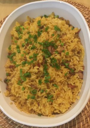 Una foto de Arroz del Sol con Cebollin, Champiñones y Tocineta