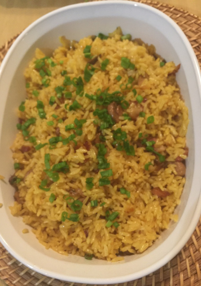 Una foto de Arroz del Sol con Cebollin, Champiñones y Tocineta 