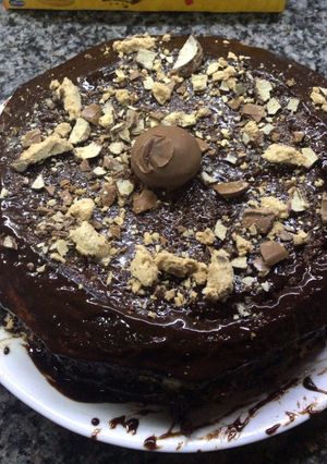 Una foto de Bizcochuelo con chips de chocolate y baño de chocolate cobertura👩🏻‍🍳❣️